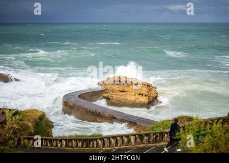Barrage de Gamaritz et bord de mer pendant une tempête. Ville de Biarritz, France Banque D'Images
