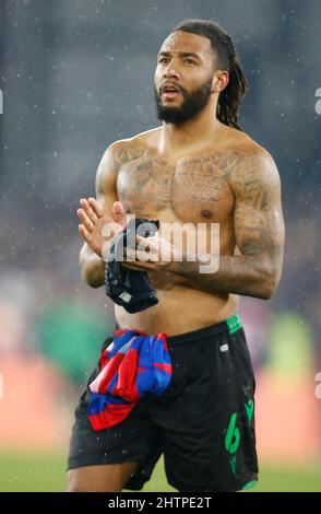 LONDRES, Royaume-Uni, MARS 01: Liam Moore de Stoke City (en prêt de Reading) claque les fans de Stoke City pendant la FA Cup Cinquième ronde entre Crystal P Banque D'Images