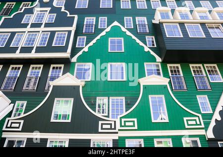 Maisons traditionnelles hollandaises empilées les unes sur les autres à Zaandam, aux pays-Bas Banque D'Images