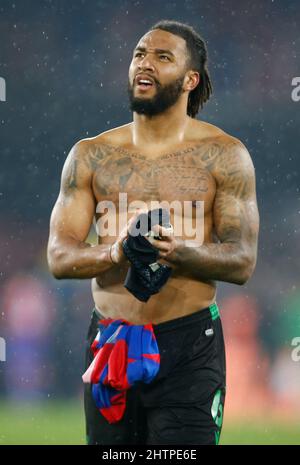 LONDRES, Royaume-Uni, MARS 01: Liam Moore de Stoke City (en prêt de Reading) claque les fans de Stoke City pendant la FA Cup Cinquième ronde entre Crystal P Banque D'Images