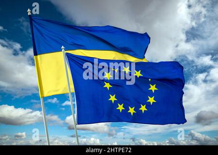 Drapeau national bicolore bleu et jaune ukrainien sur fond bleu ciel. Ukraine combat pour la liberté concept Banque D'Images