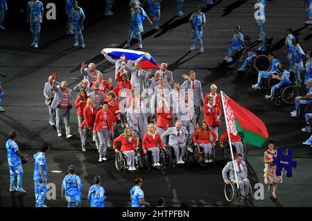 Photo du dossier datée du 7-09-2016 de l'équipe du Bélarus avec un membre qui agite un drapeau russe lors de la cérémonie d'ouverture des Jeux paralympiques de Rio de 2016 à Maracana, au Brésil. Les athlètes russes et bélarussiens doivent participer en tant que neutres aux Jeux paralympiques d'hiver de Beijing, a annoncé le Comité international paralympique. Date de publication : le mercredi 2 mars 2022. Banque D'Images