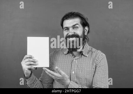 brutal non shaven guy professeur d'université au tableau de surveillance, bibliothèque Banque D'Images