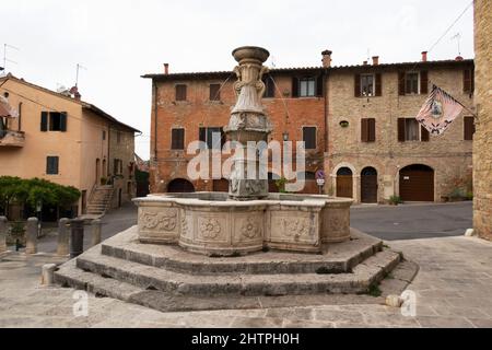 Ancienne fontaine de Piazza del Grano, village d'Asciano, région de Crete Senesi, province de Sienne, Toscane, Europe Banque D'Images