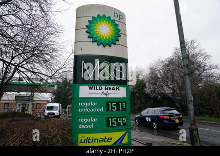 Prix du carburant affichés dans une station-service BP de Warwick. Les prix moyens de l'essence au Royaume-Uni ont dépassé £1,51 pour la première fois. Le coût type d'un litre d'essence aux prévisionnistes britanniques était de 150,65p samedi et de 151,25p dimanche, selon les chiffres de la société de données Experian CATALIST. Date de la photo: Mercredi 2 mars 2022. Banque D'Images