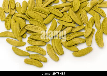 Pâtes aux feuilles d'olive (foglie di ulivo en langue italienne), pâtes vertes de blé dur séchées italiennes tipiques aux épinards, isolées sur fond blanc Banque D'Images