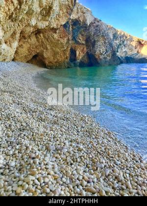 Koromacno Beach-Cres août 2021, Croatie. Célèbre plage sur l'île de Cres, falaises et turquise Clear Sea.Pebbles Beach. Mer cristalline. Banque D'Images