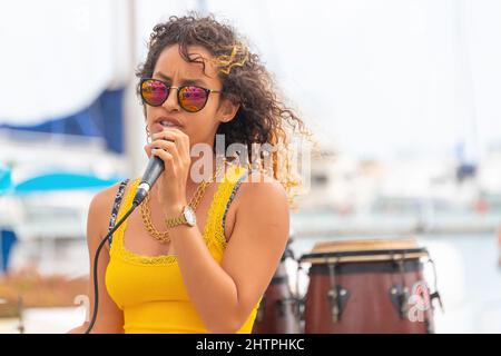 Une femme chanteuse à Marina Las Morlas, Varadero, Cuba Banque D'Images