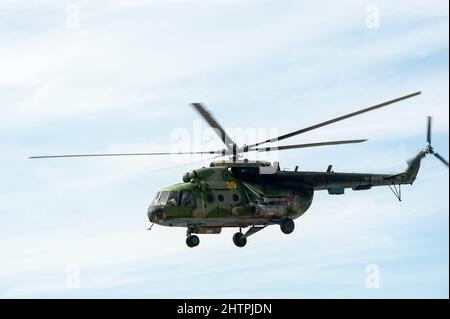 Hélicoptère militaire russe MI-8 à petite hauteur Banque D'Images