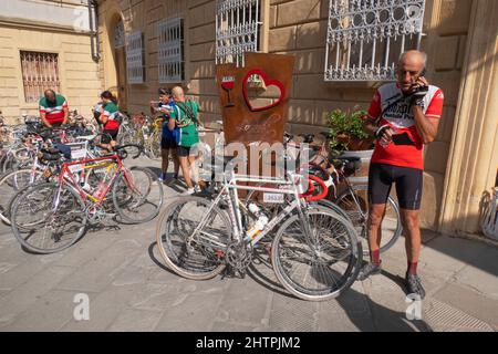 Course cycliste Eroica, village d'Asciano, région de Crete Senesi, province de Sienne, Toscane, Europe Banque D'Images