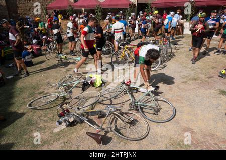 Course cycliste Eroica, village d'Asciano, région de Crete Senesi, province de Sienne, Toscane, Europe Banque D'Images