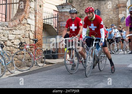 Course cycliste Eroica, village d'Asciano, région de Crete Senesi, province de Sienne, Toscane, Europe Banque D'Images