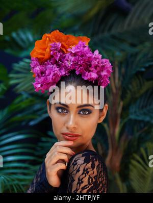 Beauté sauvage. Un portrait d'une belle femme portant une coiffe colorée. Banque D'Images