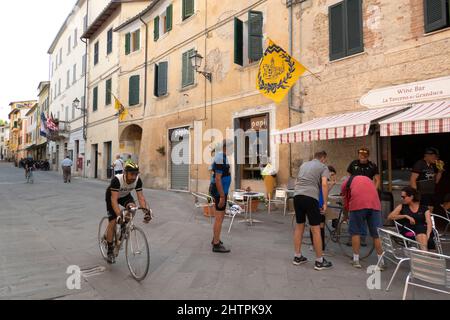 Course cycliste Eroica, village d'Asciano, région de Crete Senesi, province de Sienne, Toscane, Europe Banque D'Images