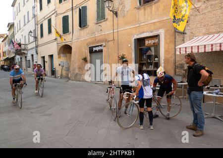 Course cycliste Eroica, village d'Asciano, région de Crete Senesi, province de Sienne, Toscane, Europe Banque D'Images