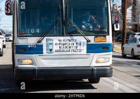 Une petite publicité originale et amusante sur le lait d'avoine Oatly à l'avant d'un bus de la ville de New York dans le Queens New York. Banque D'Images