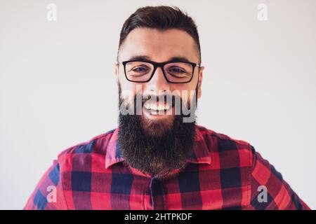 Portrait de l'homme heureux qui sourit. Copiez l'espace sur l'image pour votre texte ou votre publicité. Banque D'Images