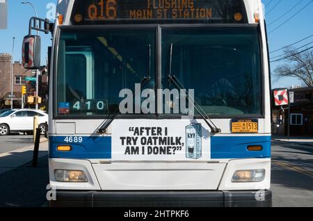 Une petite publicité originale et amusante sur le lait d'avoine Oatly à l'avant d'un bus de la ville de New York dans le Queens New York. Banque D'Images