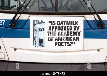 Une petite publicité originale et amusante sur le lait d'avoine Oatly à l'avant d'un bus de la ville de New York dans le Queens New York. Banque D'Images