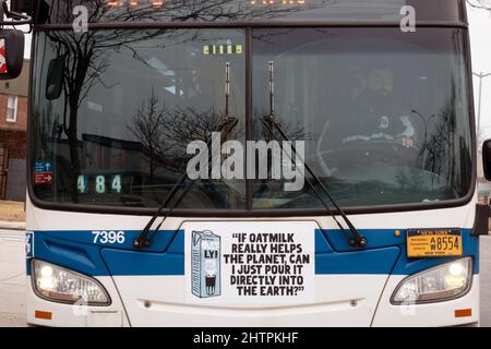 Une petite publicité originale et amusante sur le lait d'avoine Oatly à l'avant d'un bus de la ville de New York dans le Queens New York. Banque D'Images