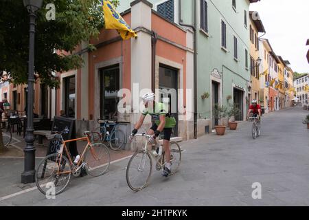 Course cycliste Eroica, village d'Asciano, région de Crete Senesi, province de Sienne, Toscane, Europe Banque D'Images