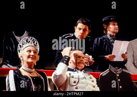 Avant: Olga Lowe (Madame Brizzhalov), Timothy West (Brizzhalov) arrière: Rowan Atkinson (Cherviakov), Cheryl Campbell (Madame Cherviakov) dans L'ÉTERNUEMENT par Chekhov au théâtre Aldwych., Londres WC2 27/09/1988 adapté par Michael Frayn musique: Jeremy Sams design: Mark Thompson éclairage: Mark Henderson directeur: Ronald Eyre Banque D'Images