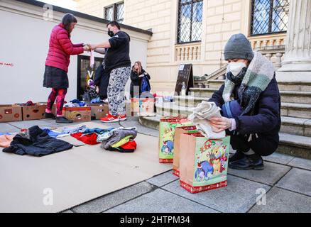 Brno, République tchèque. 02nd mars 2022. Des volontaires de la société Vesna trient des vêtements pour les réfugiés ukrainiens de guerre, le 2 mars 2022 à Brno, République tchèque. Les Ukrainiens fuient la guerre en Ukraine, qui a été envahie par la Russie. Crédit: Monika Hlavacova/CTK photo/Alamy Live News Banque D'Images