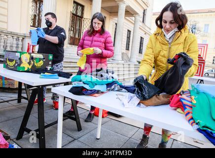 Brno, République tchèque. 02nd mars 2022. Des volontaires de la société Vesna trient des vêtements pour les réfugiés ukrainiens de guerre, le 2 mars 2022 à Brno, République tchèque. Les Ukrainiens fuient la guerre en Ukraine, qui a été envahie par la Russie. Crédit: Monika Hlavacova/CTK photo/Alamy Live News Banque D'Images