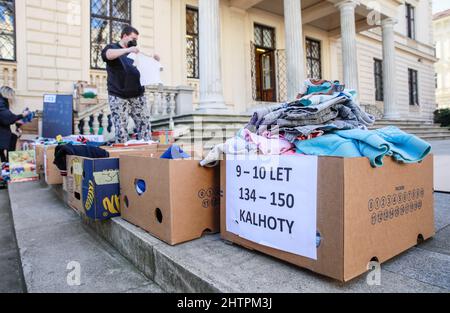 Brno, République tchèque. 02nd mars 2022. Des volontaires de la société Vesna trient des vêtements pour les réfugiés ukrainiens de guerre, le 2 mars 2022 à Brno, République tchèque. Les Ukrainiens fuient la guerre en Ukraine, qui a été envahie par la Russie. Crédit: Monika Hlavacova/CTK photo/Alamy Live News Banque D'Images