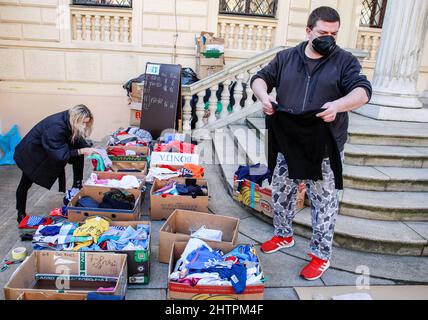 Brno, République tchèque. 02nd mars 2022. Des volontaires de la société Vesna trient des vêtements pour les réfugiés ukrainiens de guerre, le 2 mars 2022 à Brno, République tchèque. Les Ukrainiens fuient la guerre en Ukraine, qui a été envahie par la Russie. Crédit: Monika Hlavacova/CTK photo/Alamy Live News Banque D'Images