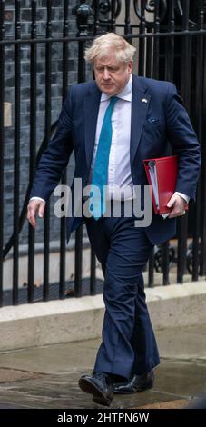 Londres, Angleterre, Royaume-Uni. 2nd mars 2022. Le Premier ministre britannique BORIS JOHNSON quitte 10 Downing Street avec l'ambassadeur ukrainien Vadym Prystaiko pour faire preuve de solidarité avant la séance hebdomadaire des questions du ministre Prima à la Chambre des communes. (Image de crédit : © Tayfun Salci/ZUMA Press Wire) Banque D'Images