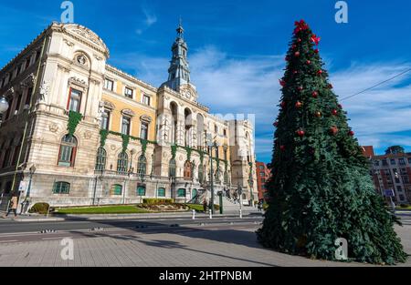 Arbre de Noël exposé à l'extérieur de la mairie de Bilbao, pays basque, Espagne Banque D'Images