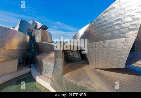 L'extérieur arrière du musée Guggenheim à Bilbao, pays basque, Espagne. Conçu par l'architecte américain-canadien Frank Gehry Banque D'Images