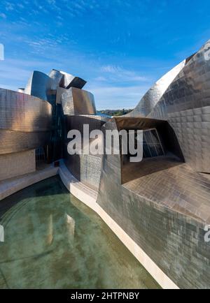 L'extérieur arrière du musée Guggenheim à Bilbao, pays basque, Espagne. Conçu par l'architecte américain-canadien Frank Gehry Banque D'Images