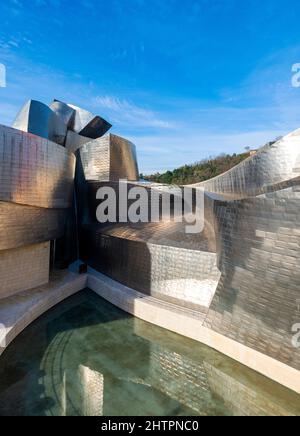 L'extérieur arrière du musée Guggenheim à Bilbao, pays basque, Espagne. Conçu par l'architecte américain-canadien Frank Gehry Banque D'Images