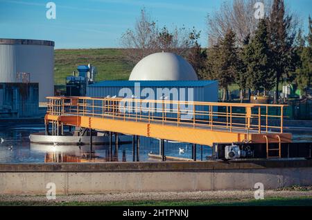 Usine de traitement des eaux usées industrielles. Gros plan de l'usine de nettoyage de l'eau de la ville Banque D'Images