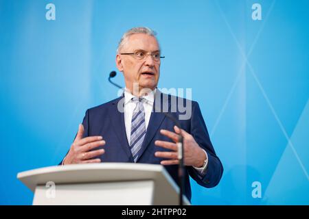 Munich, Allemagne. 02nd mars 2022. Joachim Herrmann (CSU), ministre de l'intérieur de Bavière, prend la parole lors de la conférence de presse après une réunion du cabinet bavarois. Credit: Matthias balk/dpa/Alay Live News Banque D'Images