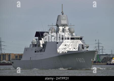 Royal Netherlands Navy Frigate HNLMS Tromp F803 arrive sur la Tamise pour passer quelques jours à Londres sur un appel au port Banque D'Images