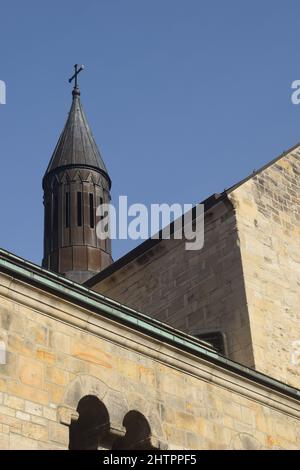 Stiftskirche St. Cyriakus à Gernrode, Harz, Deutschland sous le ciel bleu par temps froid. Banque D'Images