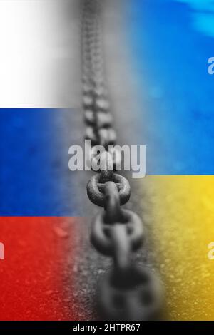 Drapeaux nationaux de la Russie et de l'Ukraine peints sur un fond d'asphalte en béton avec une chaîne noire en métaux lourds . Relations entre l'Ukraine et la Russie Banque D'Images