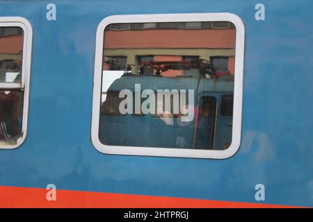 Zahony, Hongrie. 02nd mars 2022. Les réfugiés regardent par une fenêtre lors de l'arrivée d'un train de passagers avec environ 800 réfugiés de guerre d'Ukraine à la gare frontière de Chop depuis une fenêtre dans le train. Depuis le début de l'invasion de l'Ukraine par la Russie, environ 105 000 personnes du pays voisin de l'est sont arrivées en Hongrie. Crédit : Gregor Mayer/dpa/dpa/Alay Live News Banque D'Images