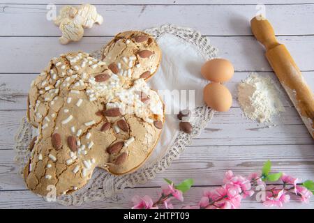 Petit-déjeuner de Pâques en Italie avec gâteau Colomba et petits œufs de chocholat sur une surface en bois Banque D'Images