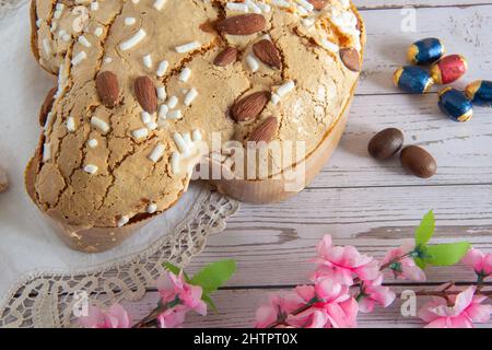 Petit-déjeuner de Pâques en Italie avec gâteau Colomba et petits œufs de chocholat sur une surface en bois Banque D'Images