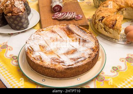 Petit-déjeuner de Pâques en Italie wit Colomba gâteau chochocholat oeuf corallina salami Cacake de Casatiello de Naples et Pastiera de la région de campanie Banque D'Images