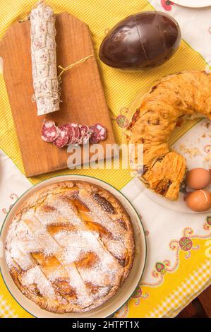 Petit-déjeuner de Pâques en Italie wit Colomba gâteau chochocholat oeuf corallina salami Cacake de Casatiello de Naples et Pastiera de la région de campanie Banque D'Images