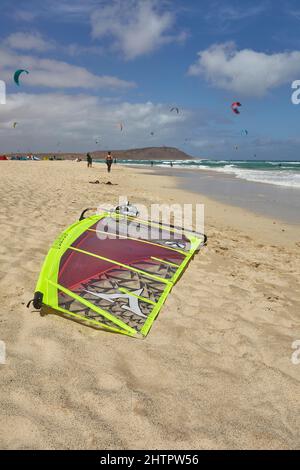 Matériel de planche à voile sur la plage de la Costa de Fragata, sur la côte est de l'île de Sal, au Cap-Vert. Banque D'Images