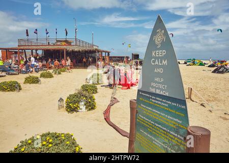Un café sur la plage de la Costa de Fragata, sur la côte sud-est de l'île de Sal, au Cap-Vert. Banque D'Images