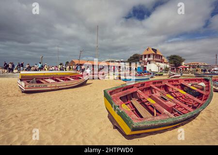 Bateaux de pêche sur la plage de Santa Maria, sur la côte sud-ouest de l'île de Sal, au Cap-Vert. Banque D'Images