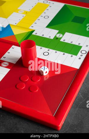 Jeu de société Parcheesi classique avec jetons et dés Banque D'Images