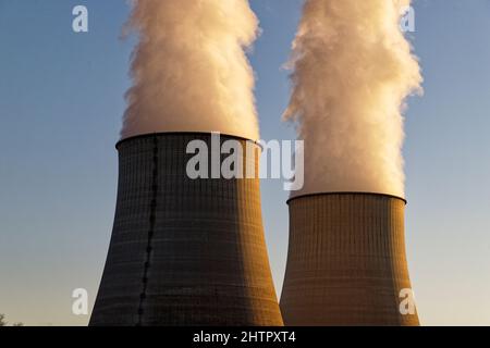 Belleville-sur-Loire, France. 28th févr. 2022. Coucher de soleil sur la centrale nucléaire de Belleville-sur-Loire en France le 28 février 2022. Banque D'Images